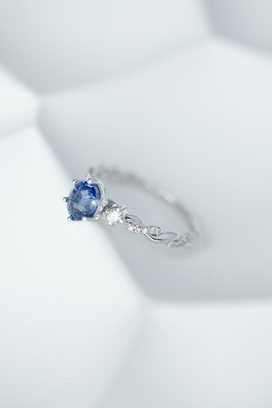 Tordue Ovale 1.01ct Blue Sapphire (Unheated with Certificate) & diamond 18K White Gold Engagement Ring