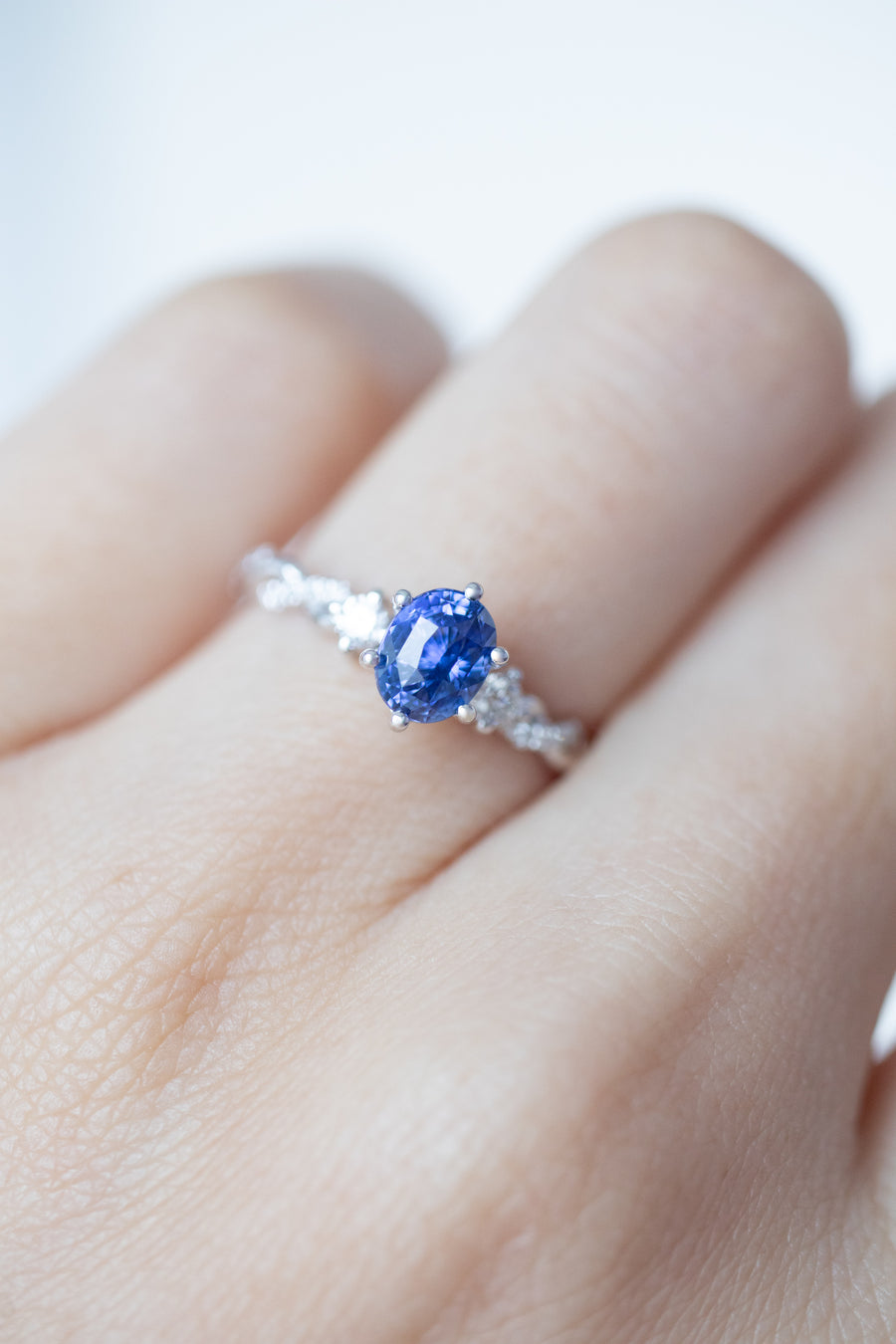 Tordue Ovale 1.01ct Blue Sapphire (Unheated with Certificate) & diamond 18K White Gold Engagement Ring