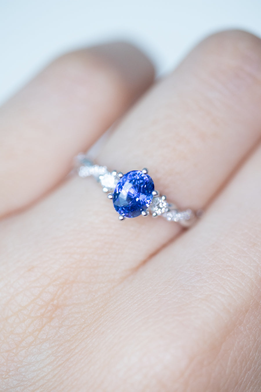 Tordue Ovale 1.01ct Blue Sapphire (Unheated with Certificate) & diamond 18K White Gold Engagement Ring