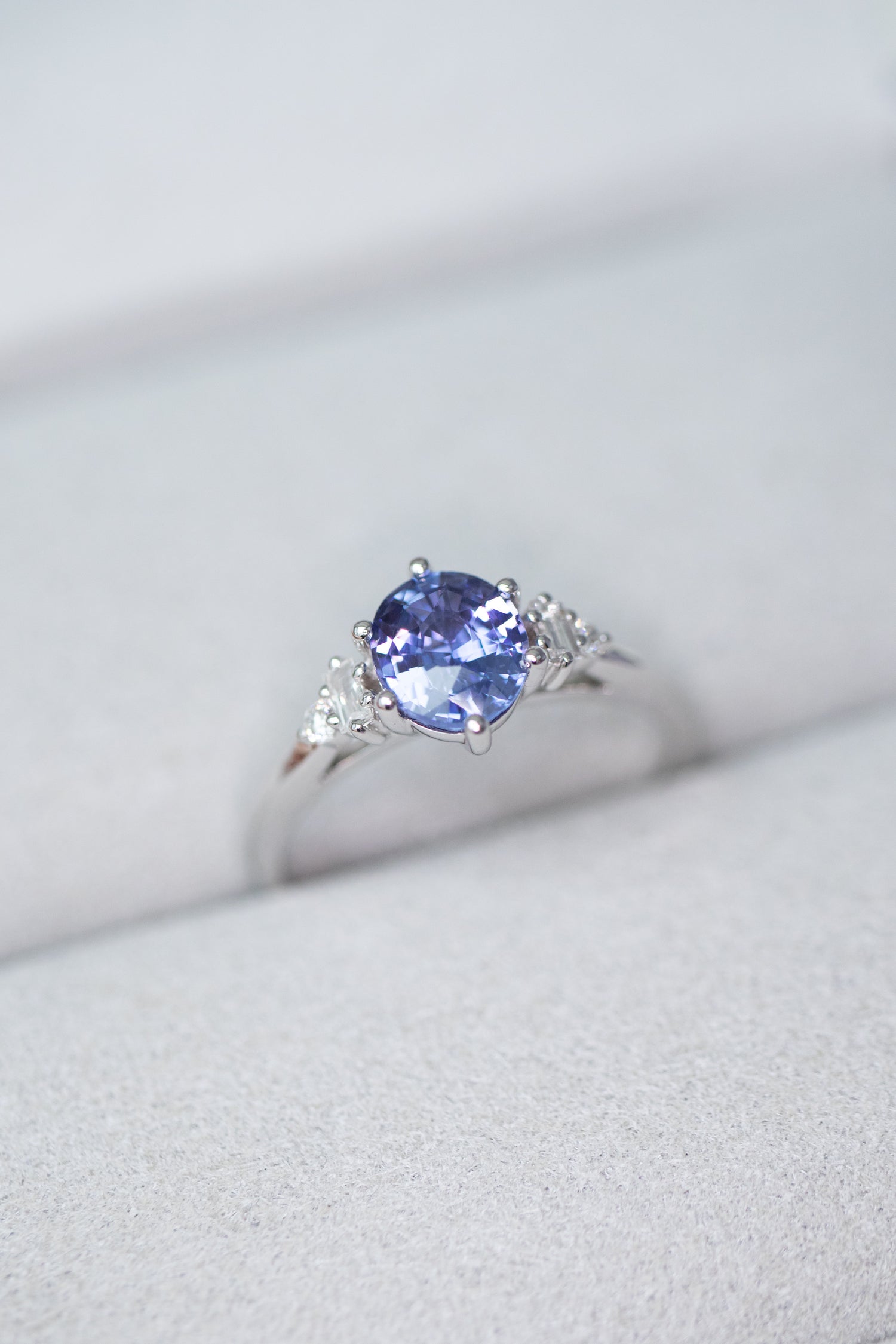 Ovale Blue Sapphire 1.07ct (with Certificate) & diamonds 18K White Gold Engagement Ring