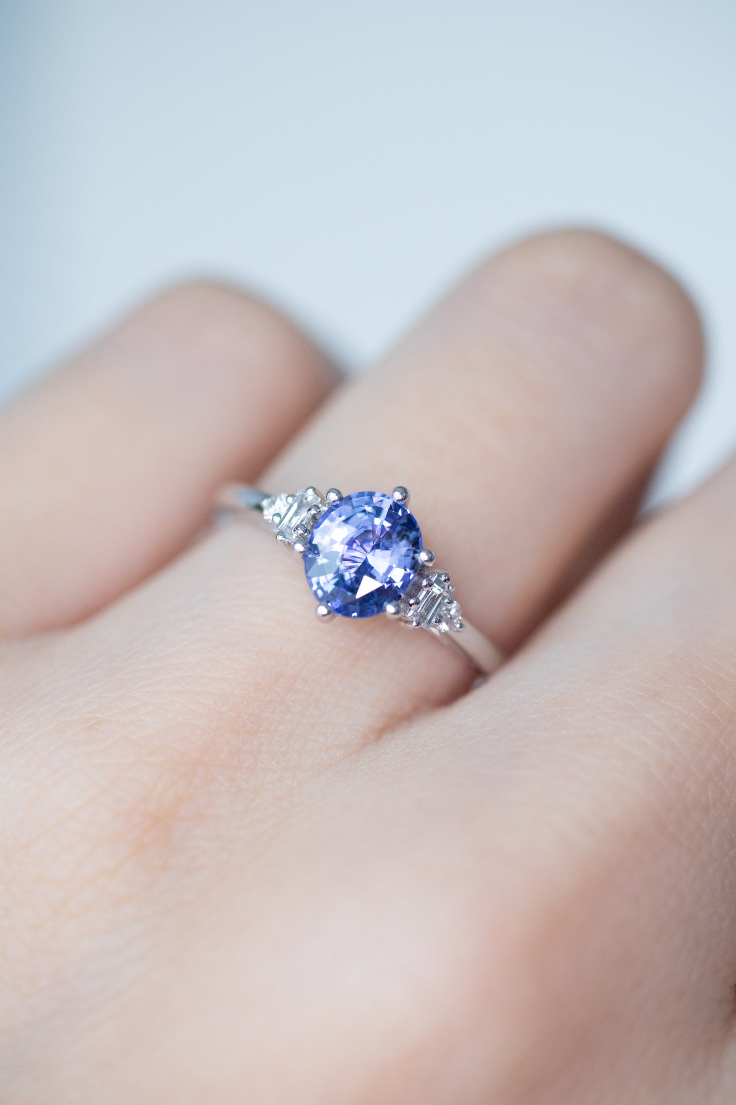 Ovale Blue Sapphire 1.07ct (with Certificate) & diamonds 18K White Gold Engagement Ring