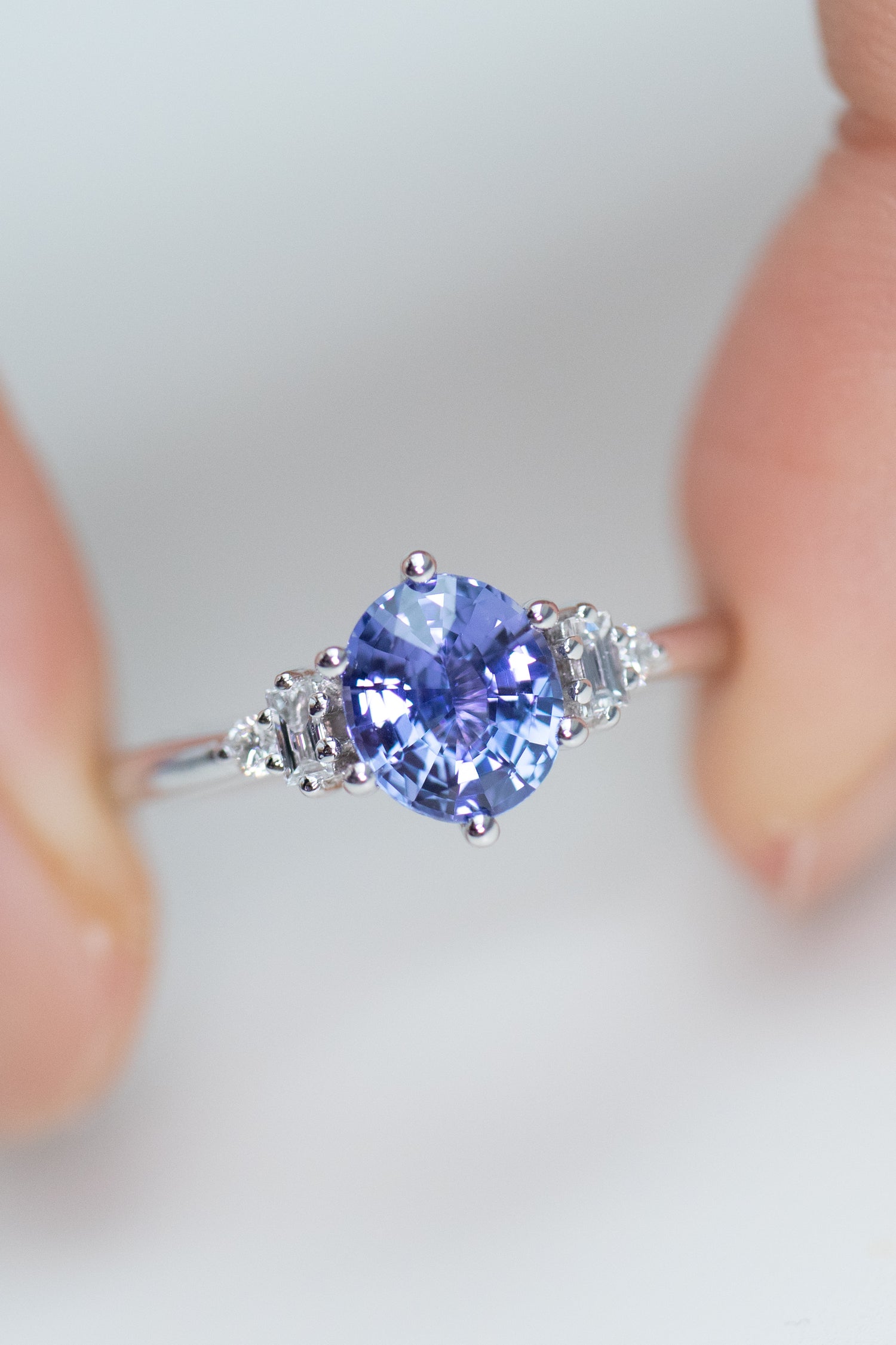 Ovale Blue Sapphire 1.07ct (with Certificate) & diamonds 18K White Gold Engagement Ring