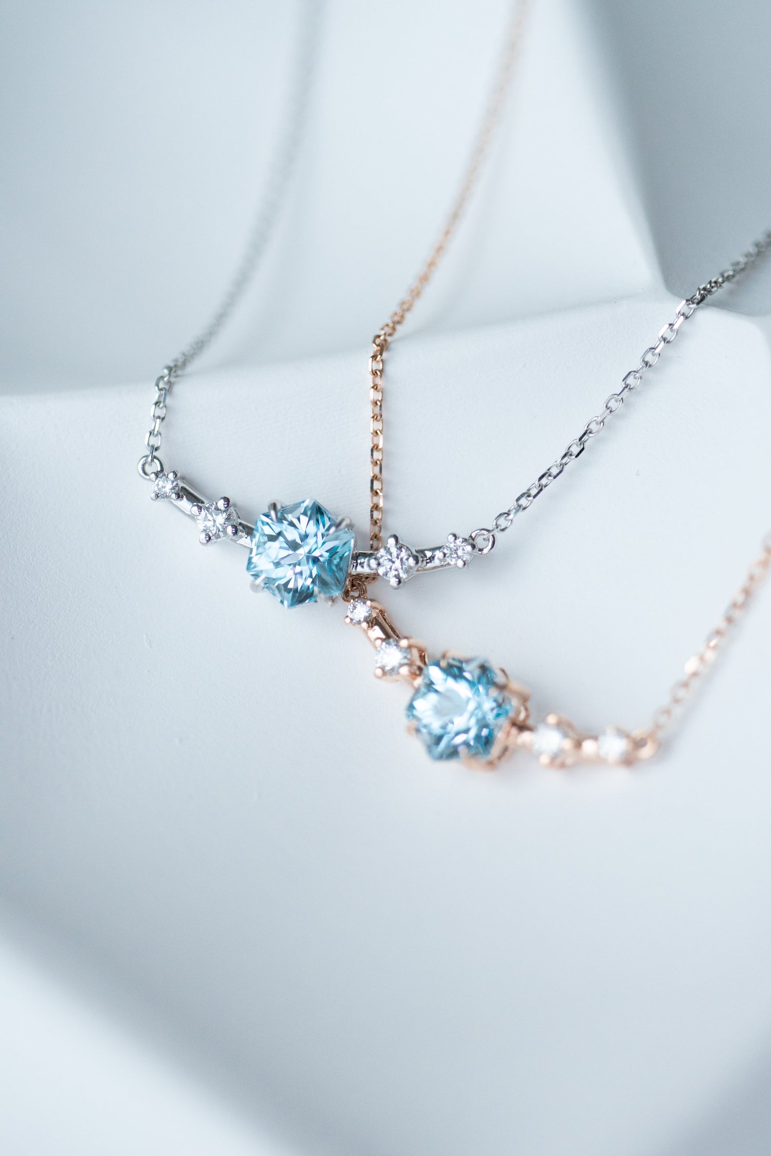 Vagues de l'océan Topaz 0.65ct & diamonds 14/18K Gold Necklace