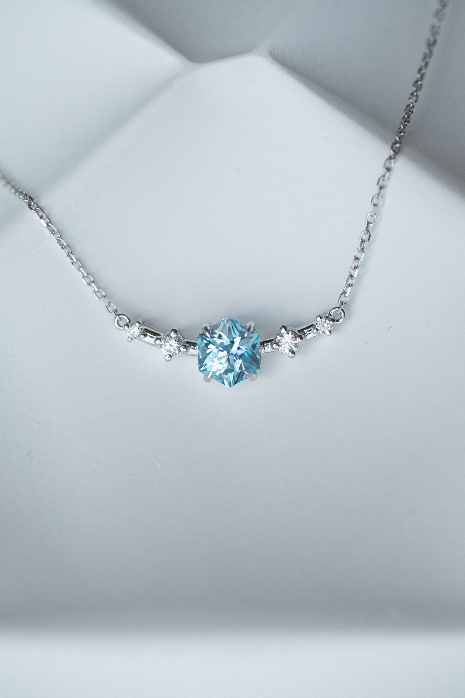 Vagues de l'océan Topaz 0.65ct & diamonds 14/18K Gold Necklace