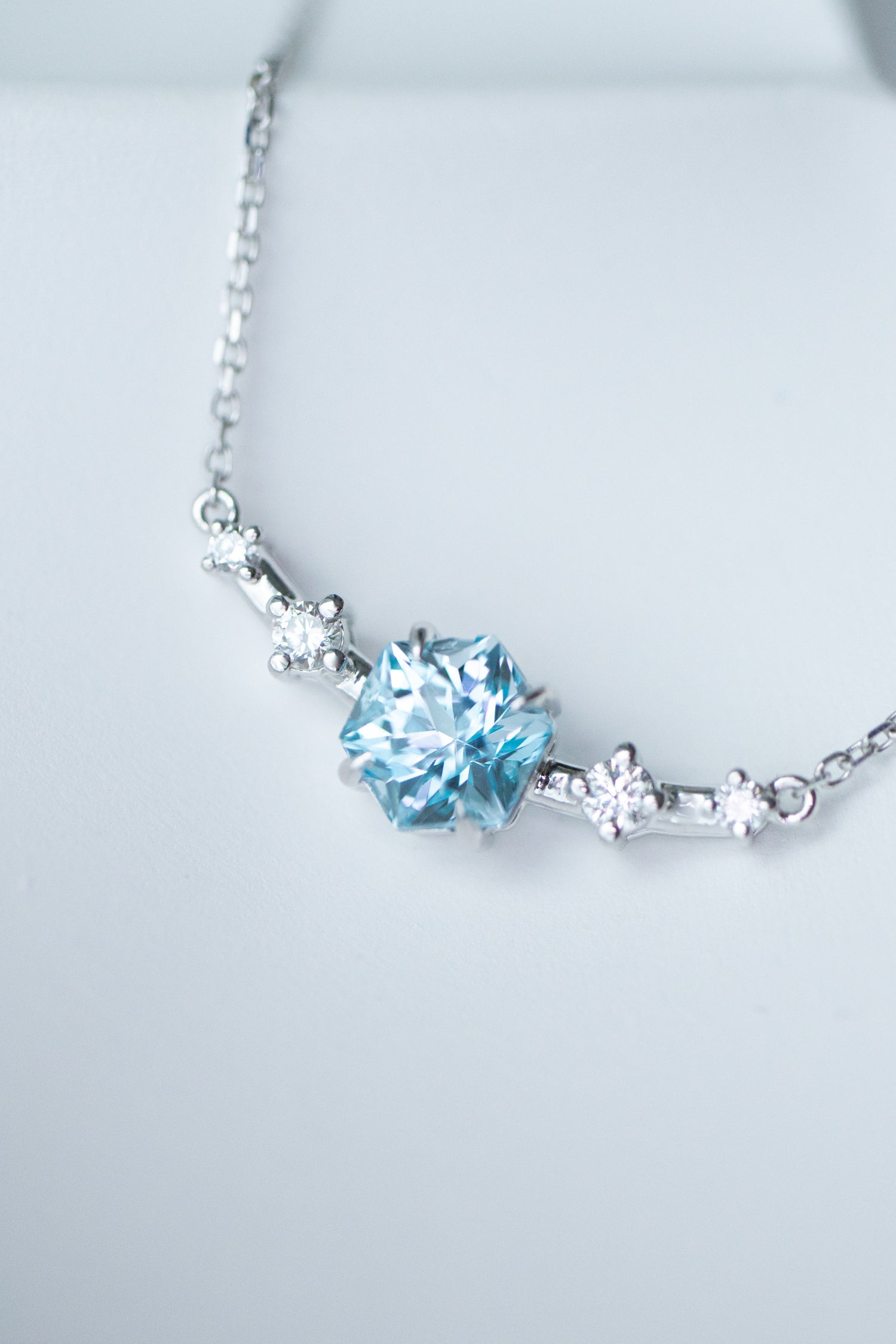 Vagues de l'océan Topaz 0.65ct & diamonds 14/18K Gold Necklace