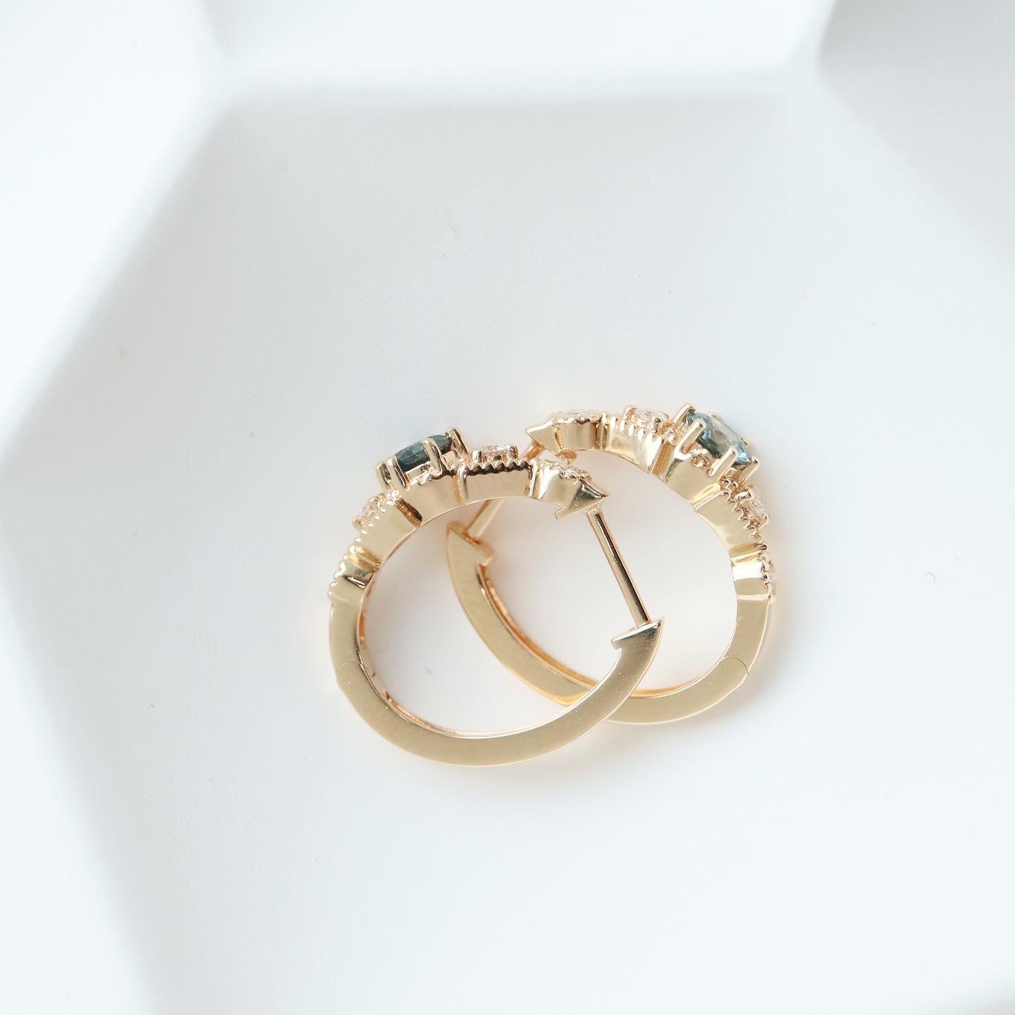 PREORDER - Round and triangle-shaped Sapphire 0.25+0.25ct & diamonds 18K Gold Beaded Earrings