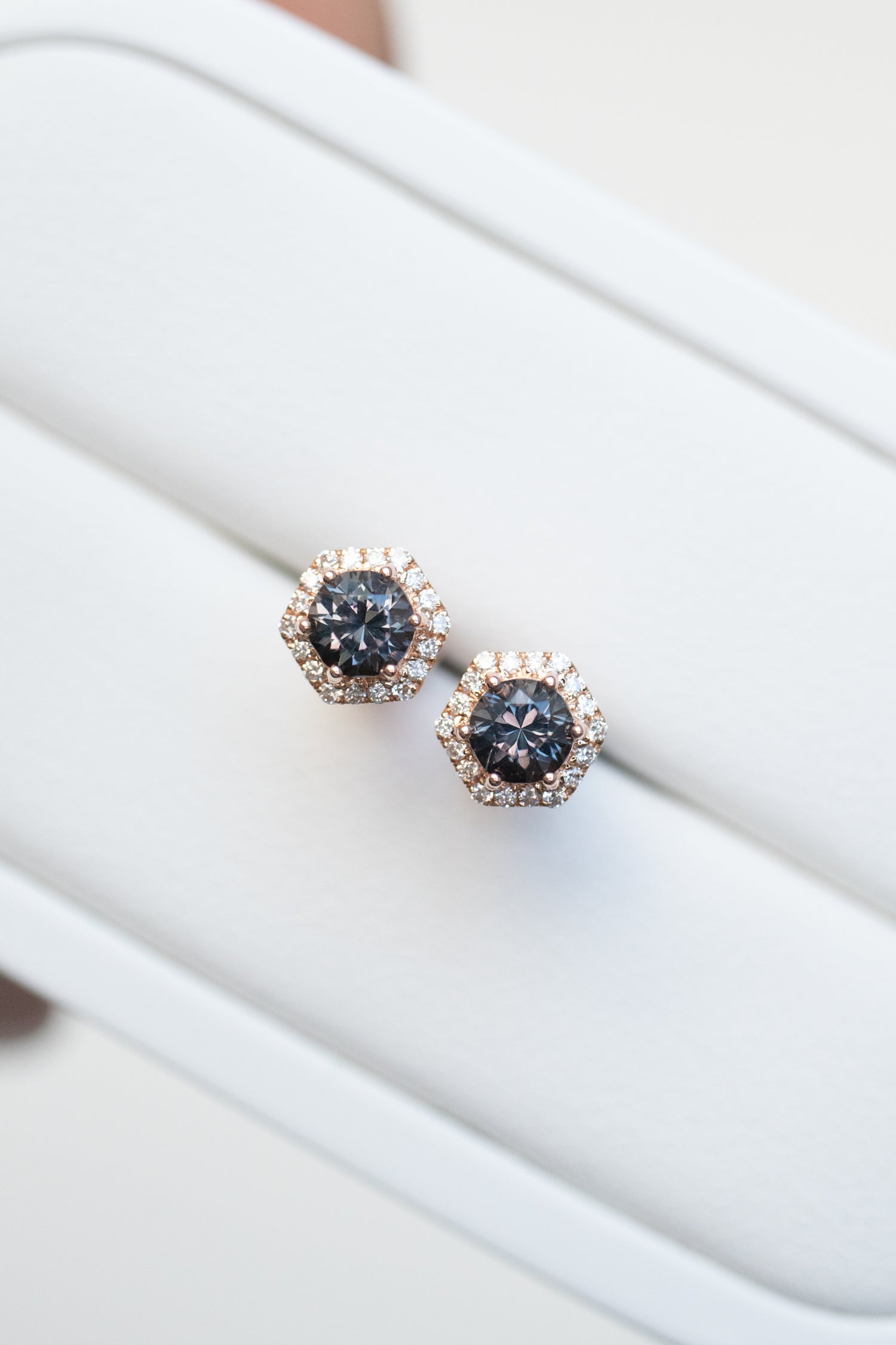 Joli Gris et violet Spinel 0.25+0.25ct with Hexagon-Shaped Halo Diamonds 18K Gold Stud Earrings
