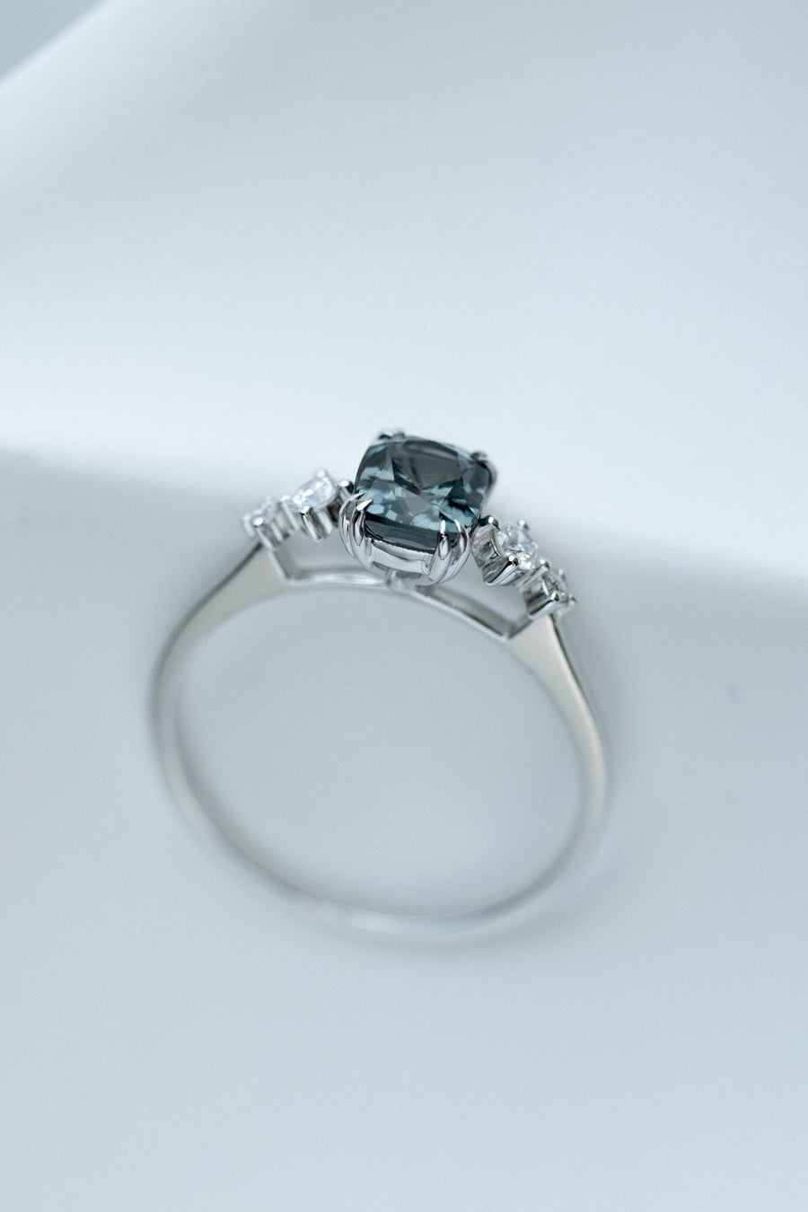 0.93ct Grayish Blue Spinel (with cert)& 0.12ct Diamonds 18K White Gold Ring