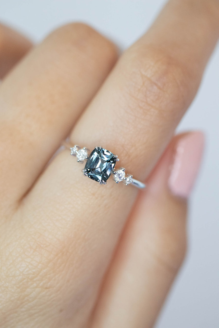 0.93ct Grayish Blue Spinel (with cert)& 0.12ct Diamonds 18K White Gold Ring