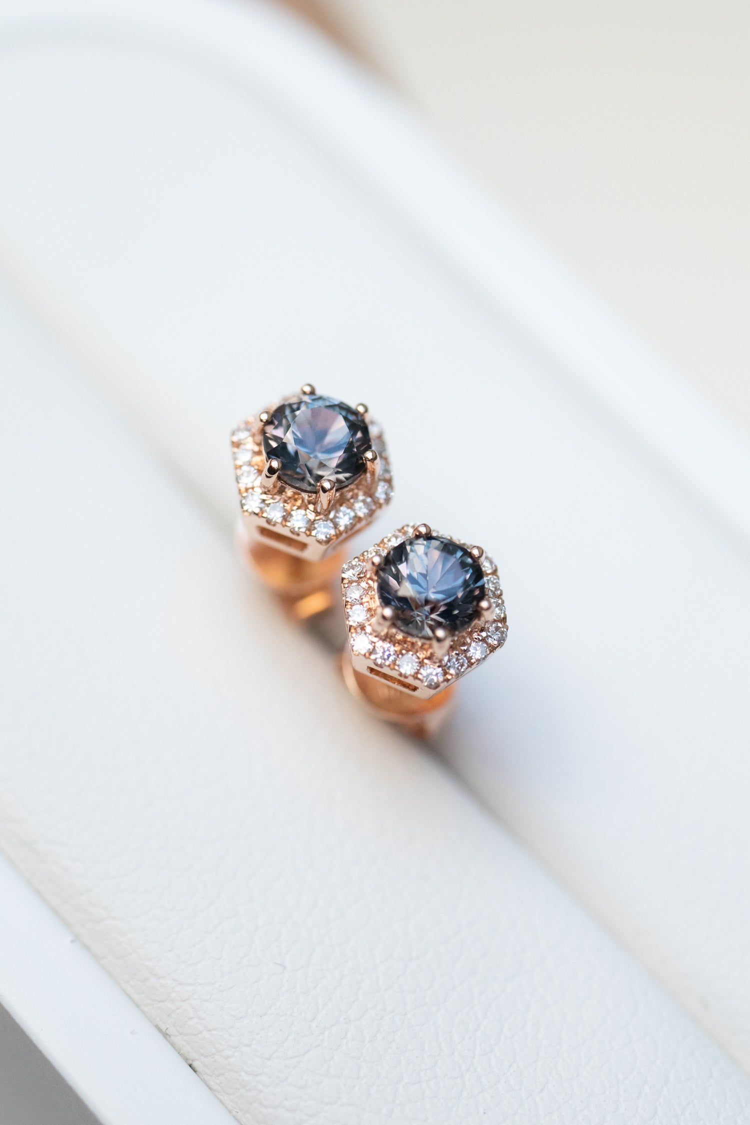 Joli Gris et violet Spinel 0.25+0.25ct with Hexagon-Shaped Halo Diamonds 18K Gold Stud Earrings