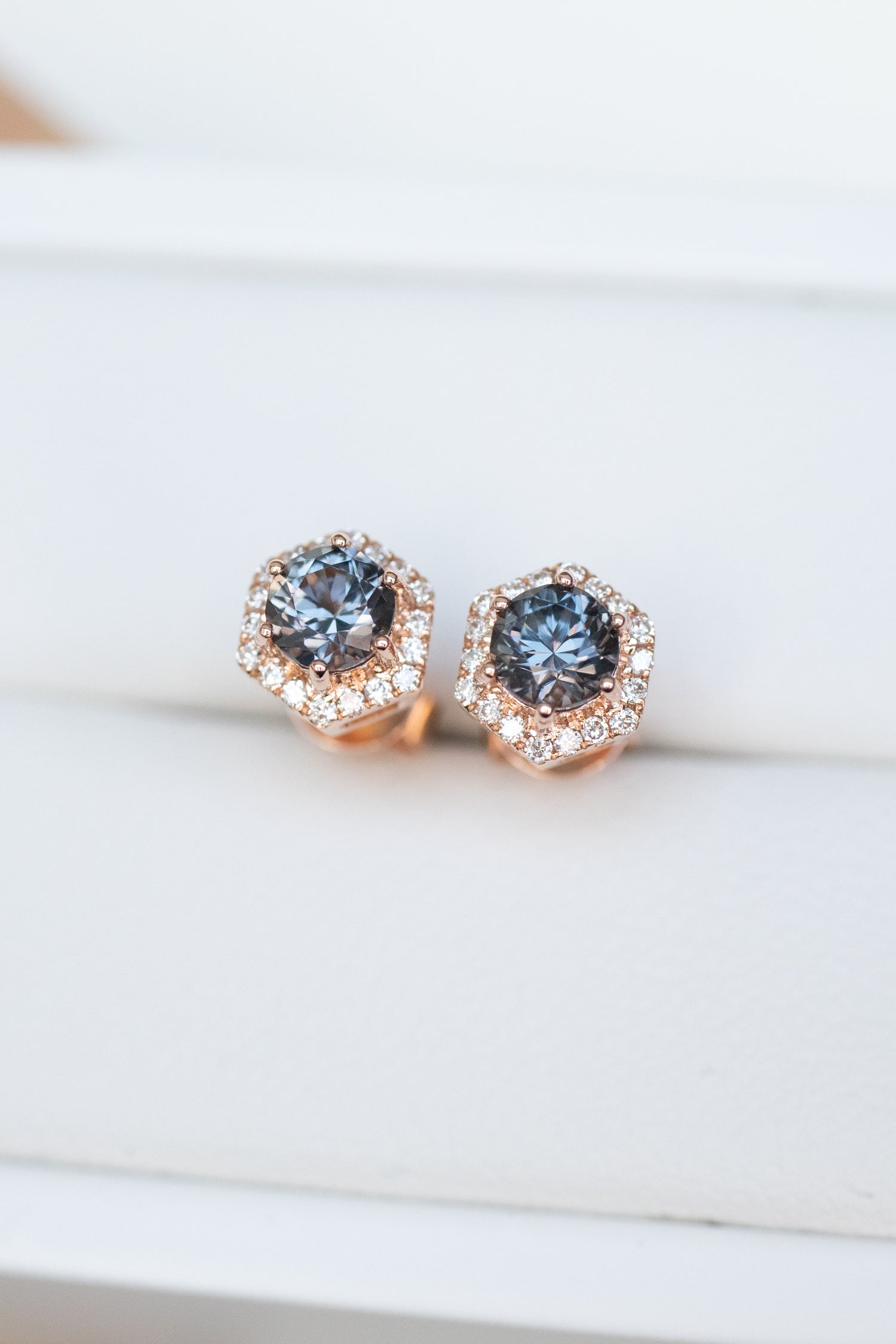 Joli Gris et violet Spinel 0.25+0.25ct with Hexagon-Shaped Halo Diamonds 18K Gold Stud Earrings