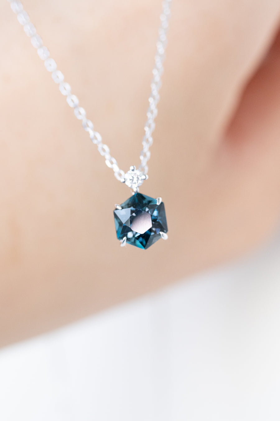 ~1.2ct Hexagon Navy Blue Topaz & D0.045ct Diamonds 18K White Gold Necklace