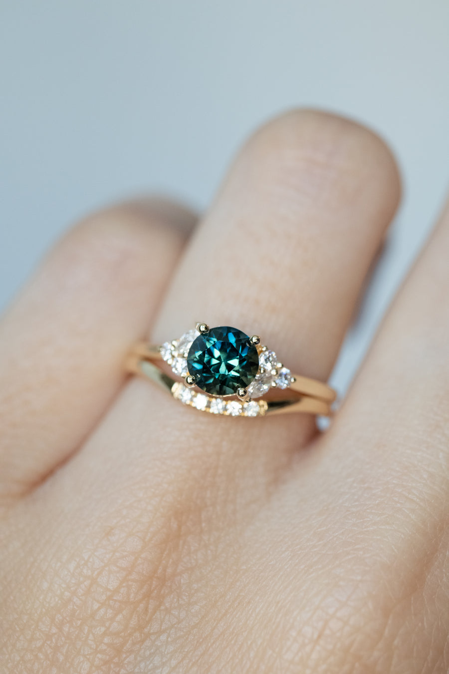 Round 1.05ct Teal Green Sapphire (Unheated with Certificate) & diamond 18K Yellow Gold Ring
