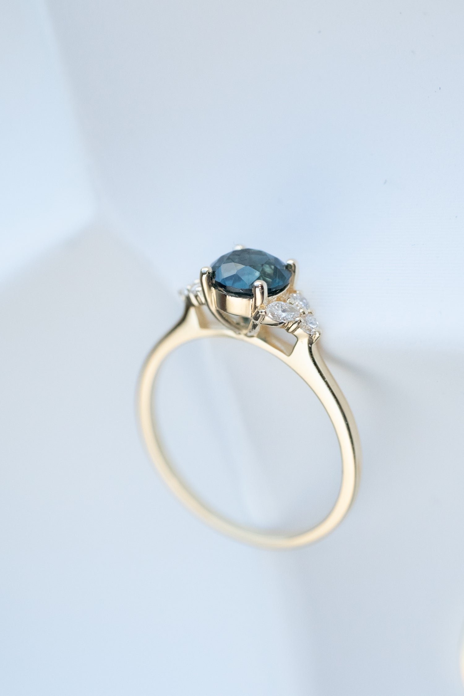 Palpitate 1.05ct Teal Green Sapphire (with Certificate) & diamonds 18K Yellow Gold Ring