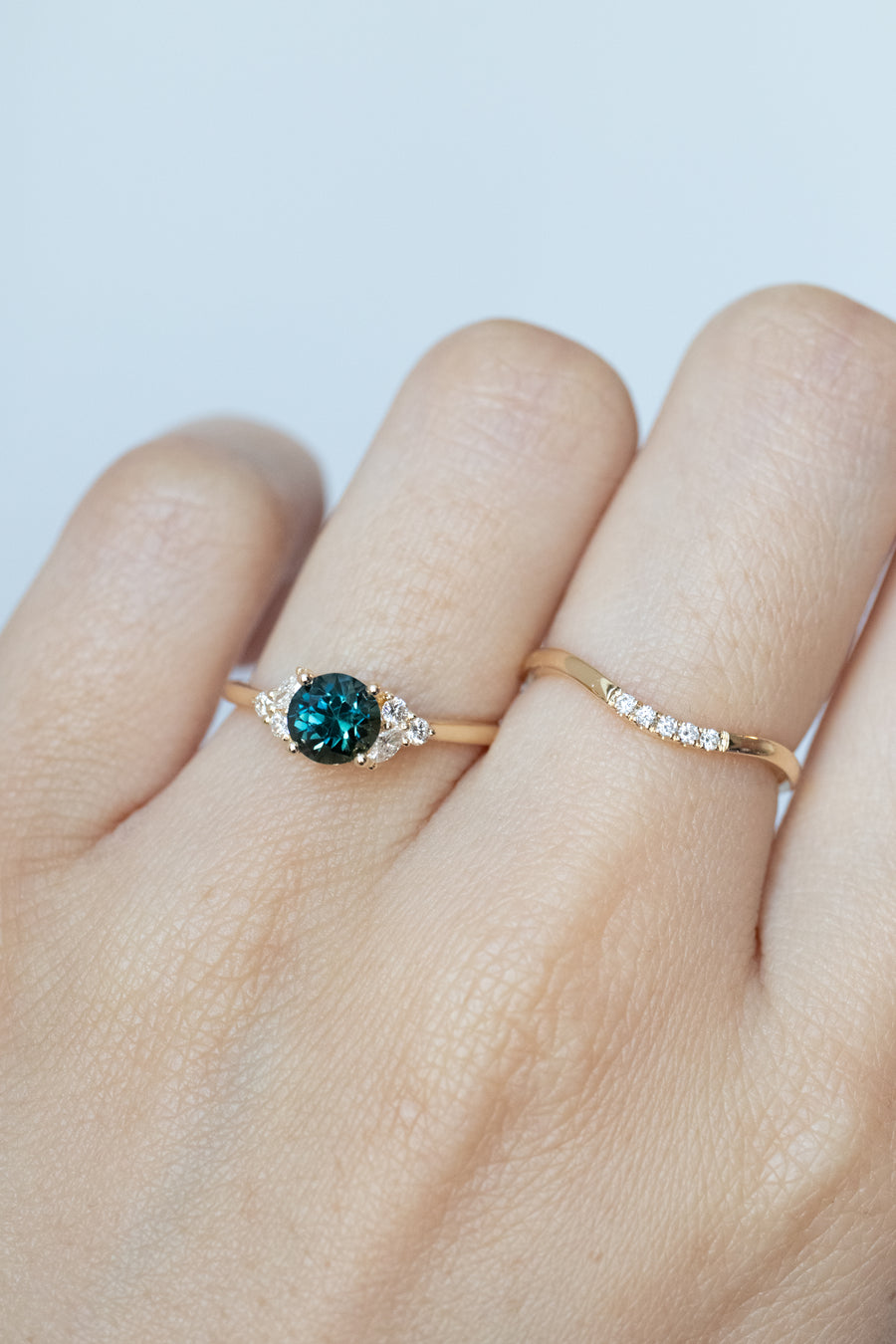 1.05carat Round Teal Green Sapphire (Unheated with Certificate) & total 0.15carat Round and Marquise Diamonds 18K Yellow Gold Ring