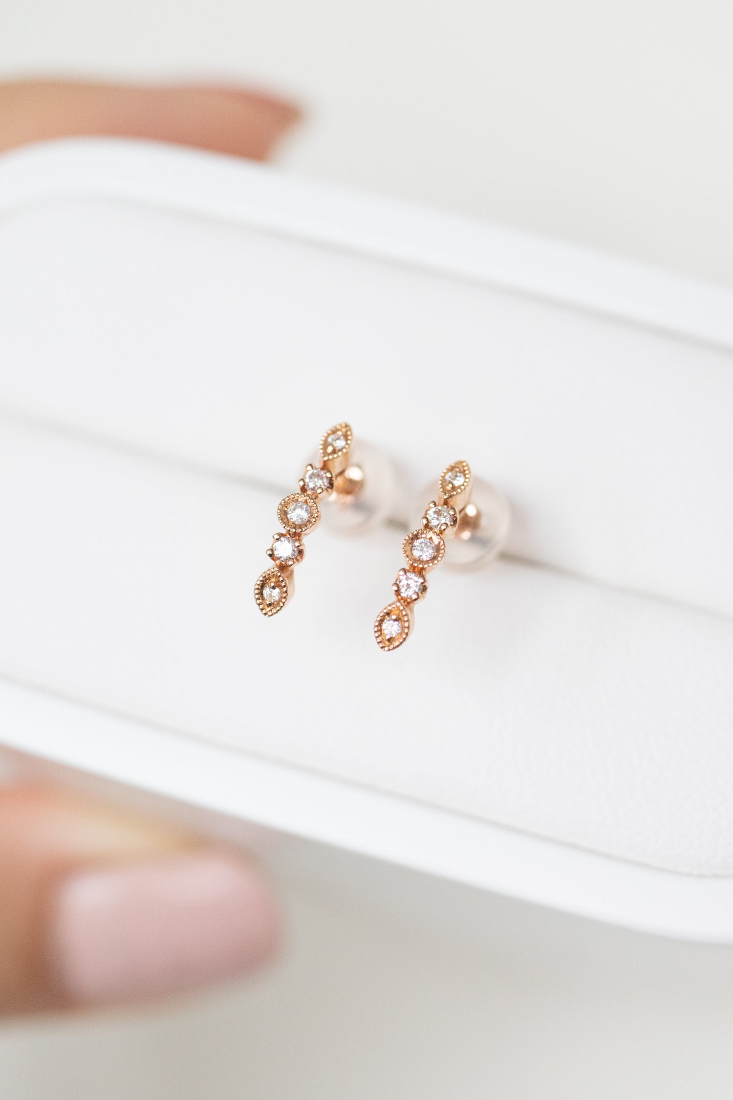 Flowing Round Diamond 18K Gold Stud Earrings