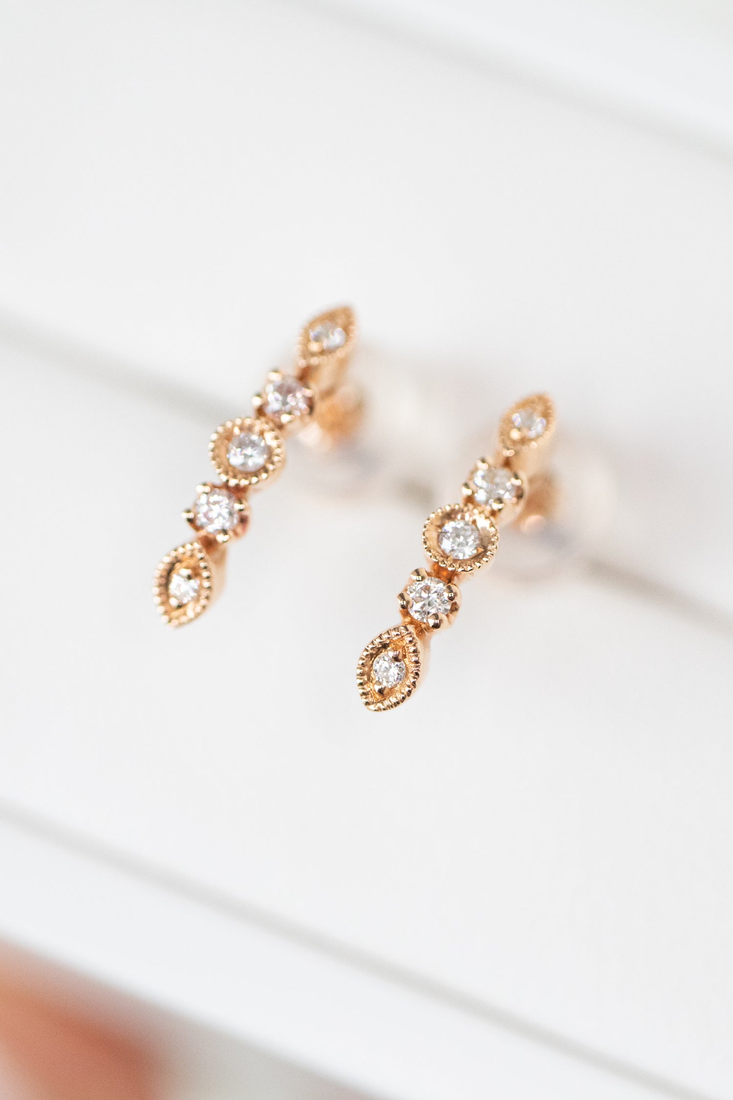 Flowing Round Diamond 18K Gold Stud Earrings