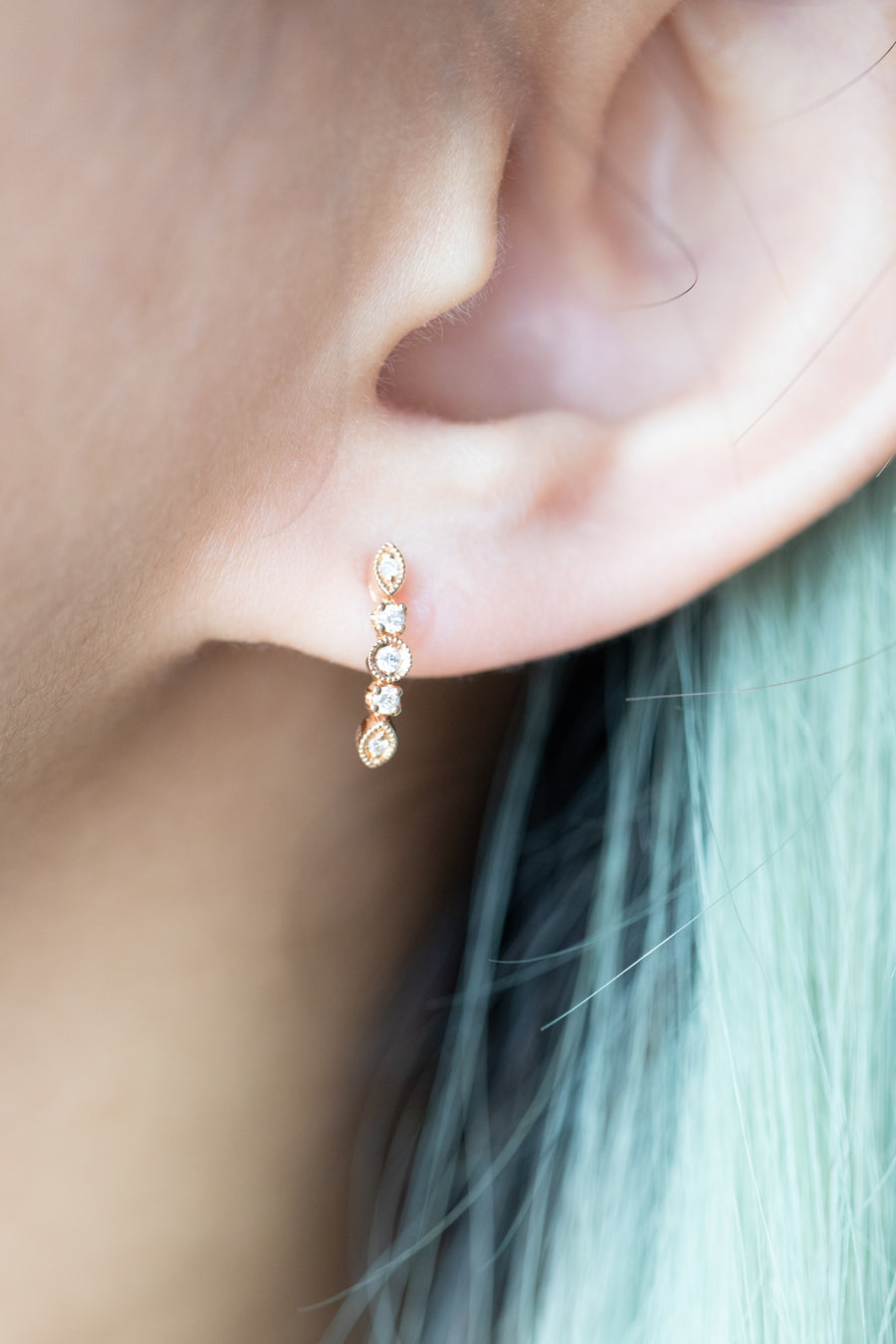Flowing Round Diamond 18K Gold Stud Earrings