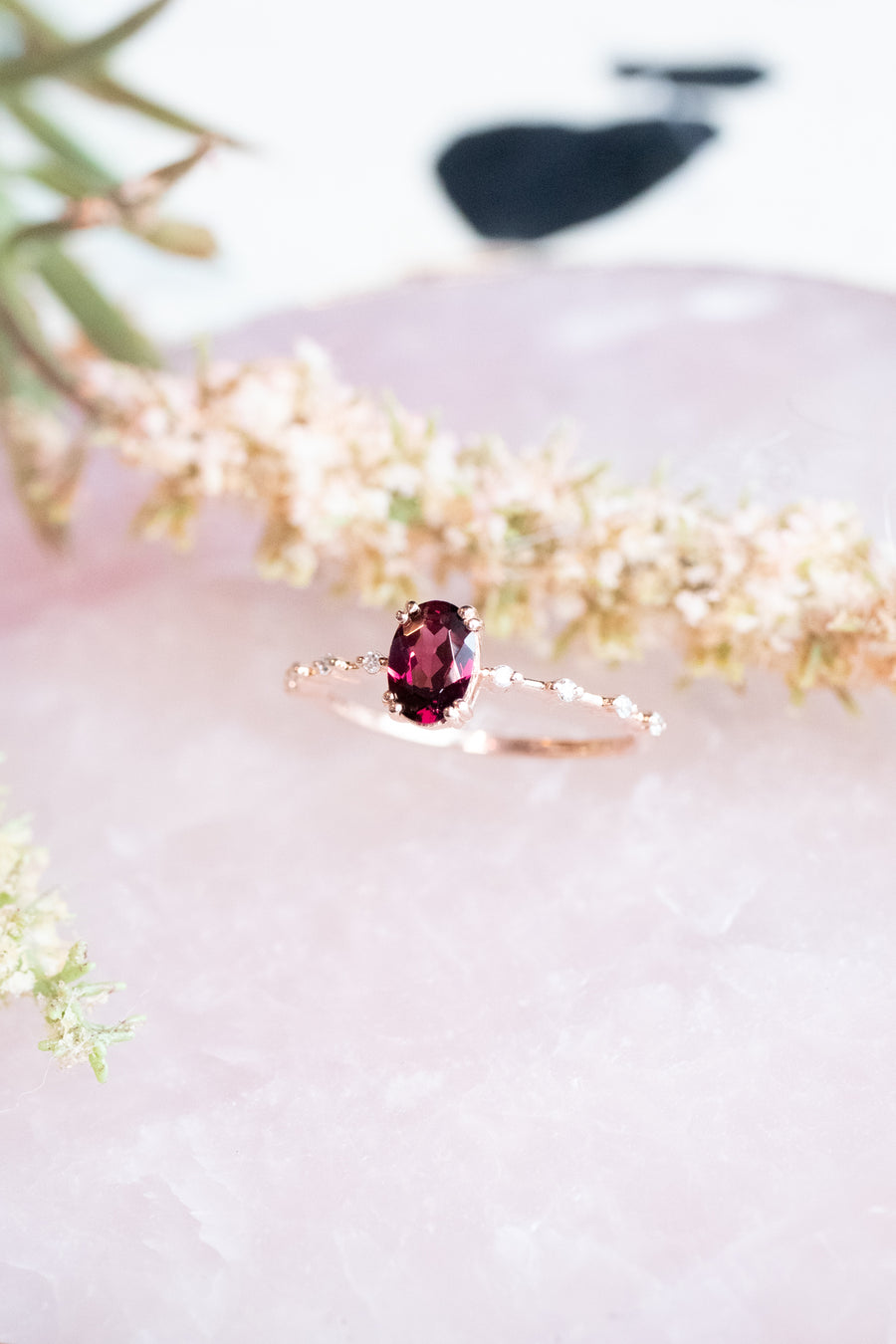 14K Gold Red Oval Garnet & Diamonds Ring