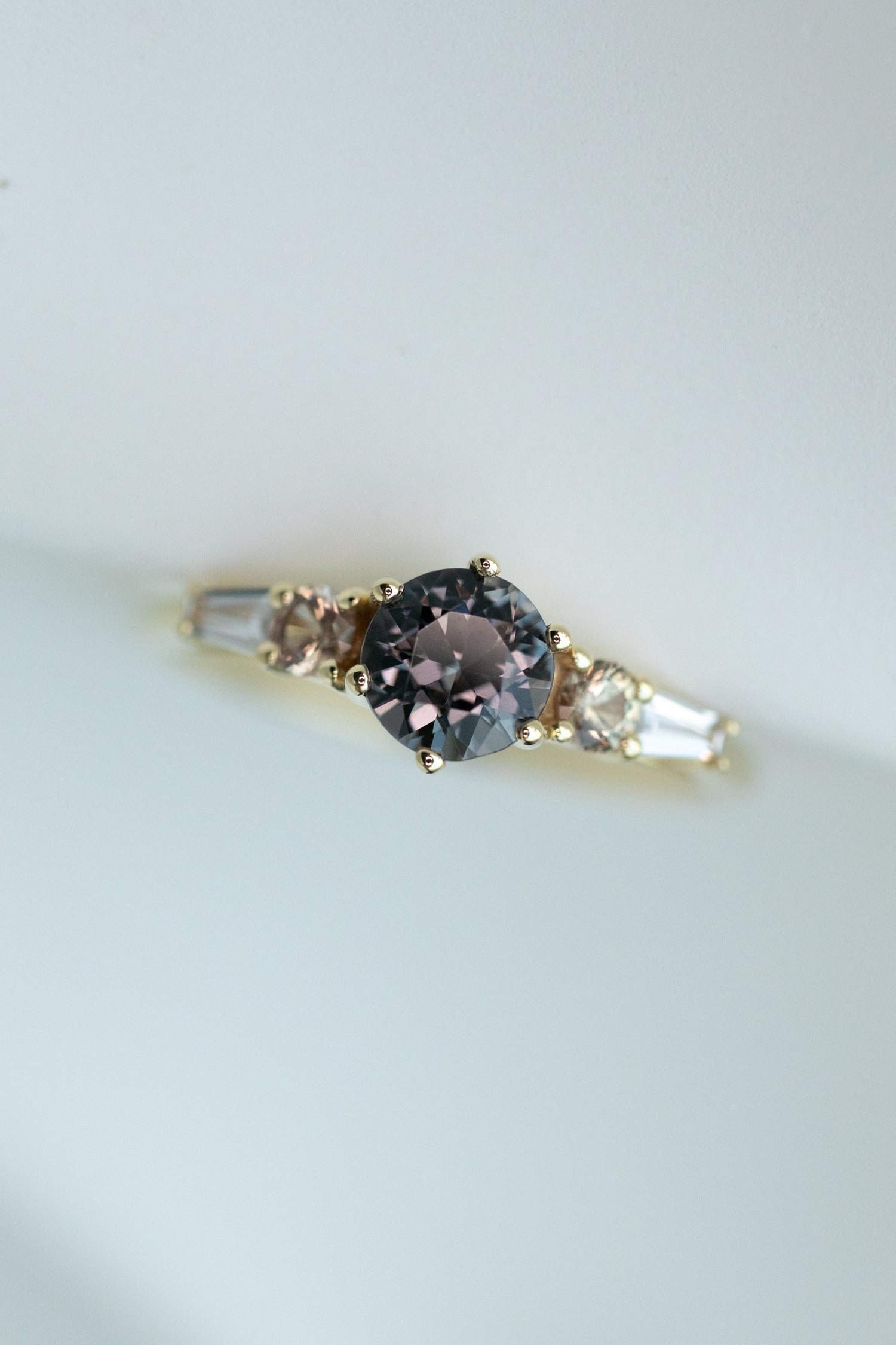 Palais turc Brown Gold Spinel 0.57ct & Sapphires 14K Yellow Gold Ring
