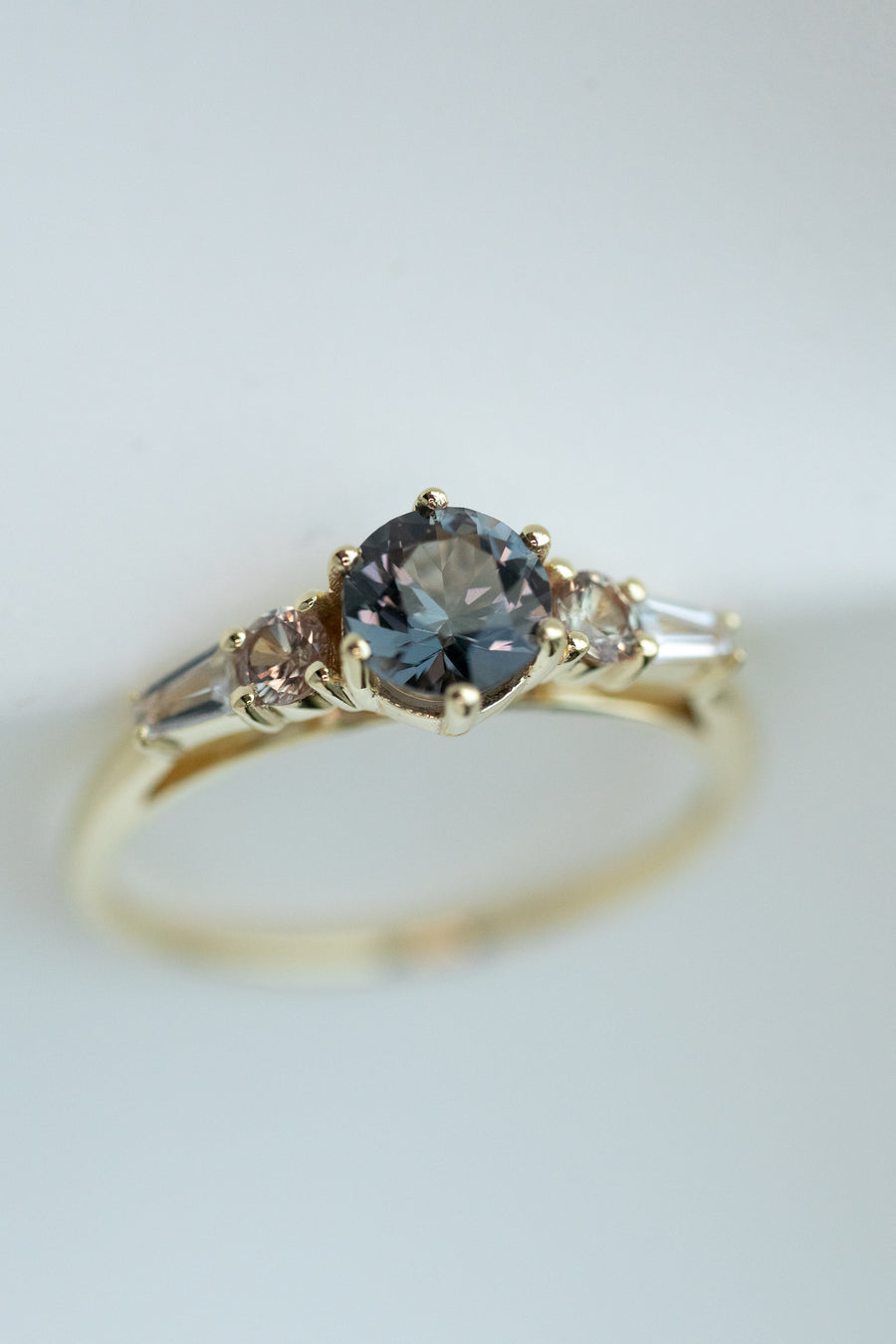 Palais turc 0.57ct Brown Gold Spinel with Sapphire & Sapphire 14K Yellow Gold Ring