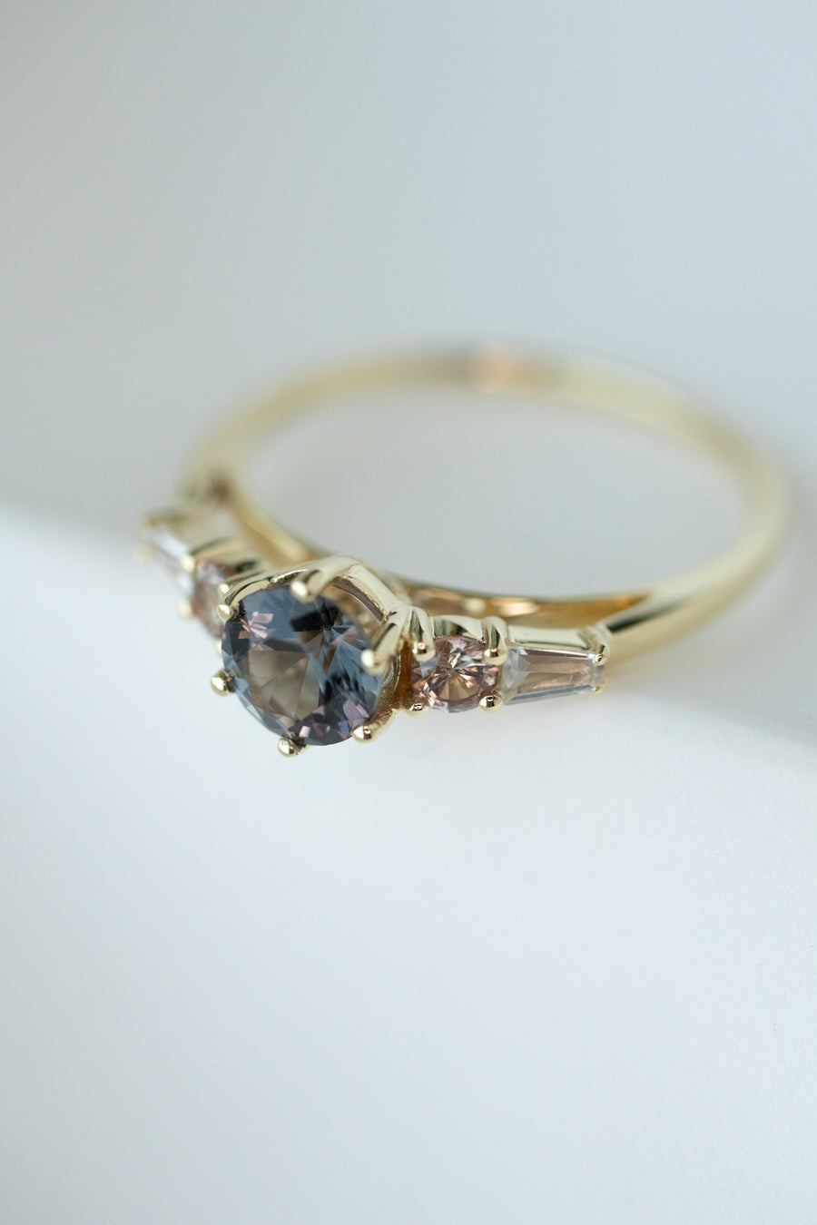 Palais turc 0.57ct Brown Gold Spinel with Sapphire & Sapphire 14K Yellow Gold Ring