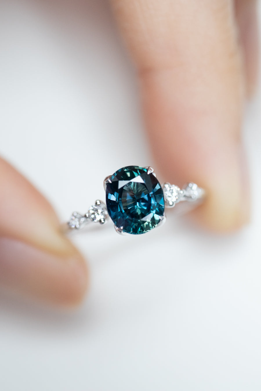 1.51carat Oval Teal/Blue Sapphire (Unheated with Certificate) & total 0.10carat Round Diamonds 18K White Gold Ring