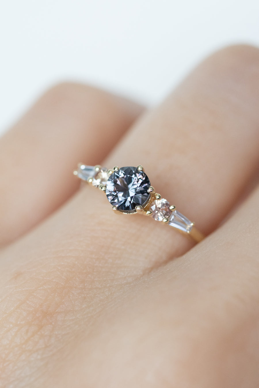 Palais turc 0.57ct Brown Gold Spinel with Sapphire & Sapphire 14K Yellow Gold Ring