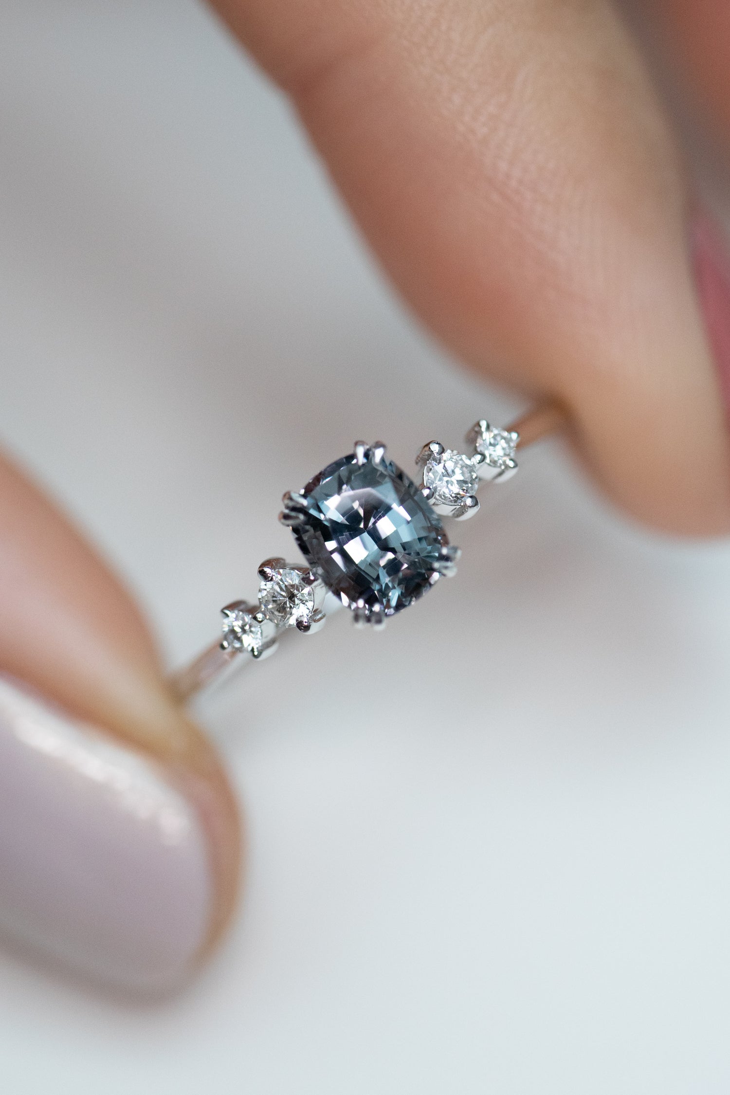 0.70ct Lucioles dans le noir Grey Spinel & total diamond 14K White Gold Ring