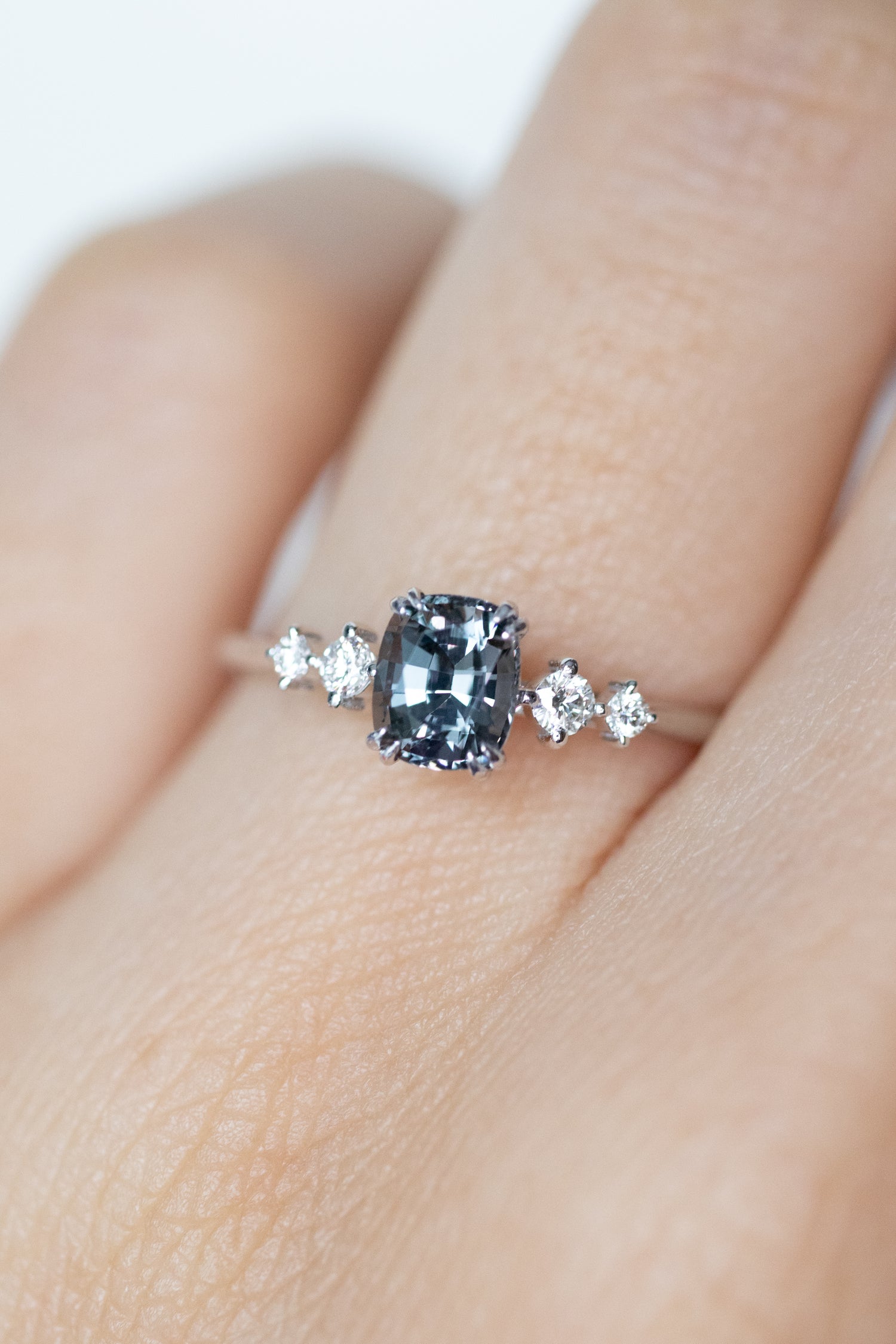 0.70ct Lucioles dans le noir Grey Spinel & total diamond 14K White Gold Ring