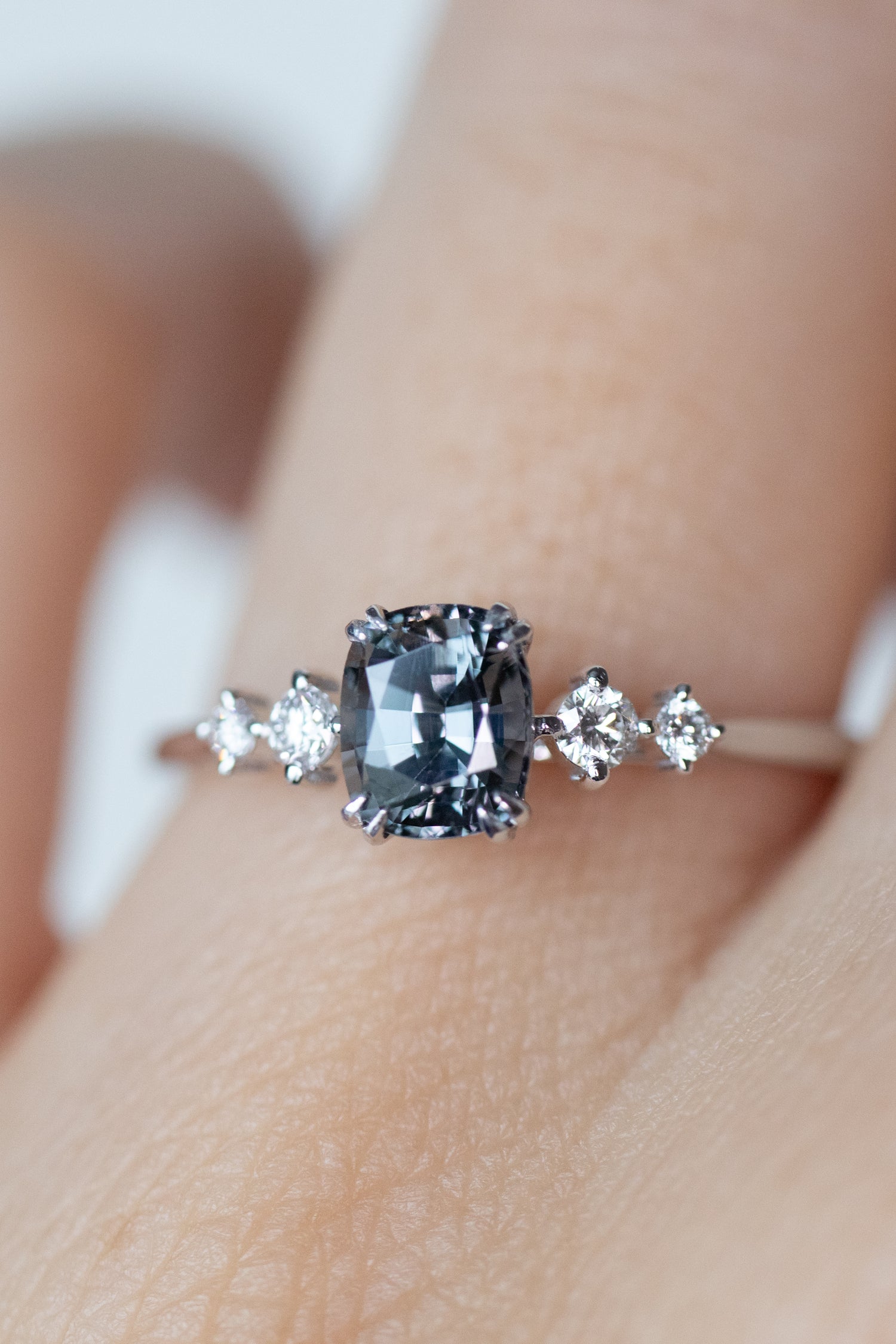 0.70ct Lucioles dans le noir Grey Spinel & total diamond 14K White Gold Ring