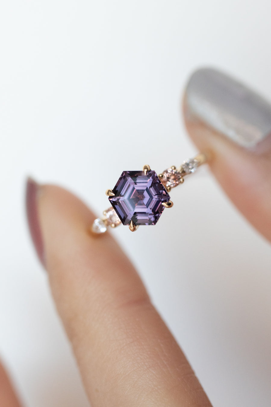 1.21carat Hexagon Purple Spinel with Small Pink Spinel & total 0.07carat Diamonds 18K Yellow Gold Ring