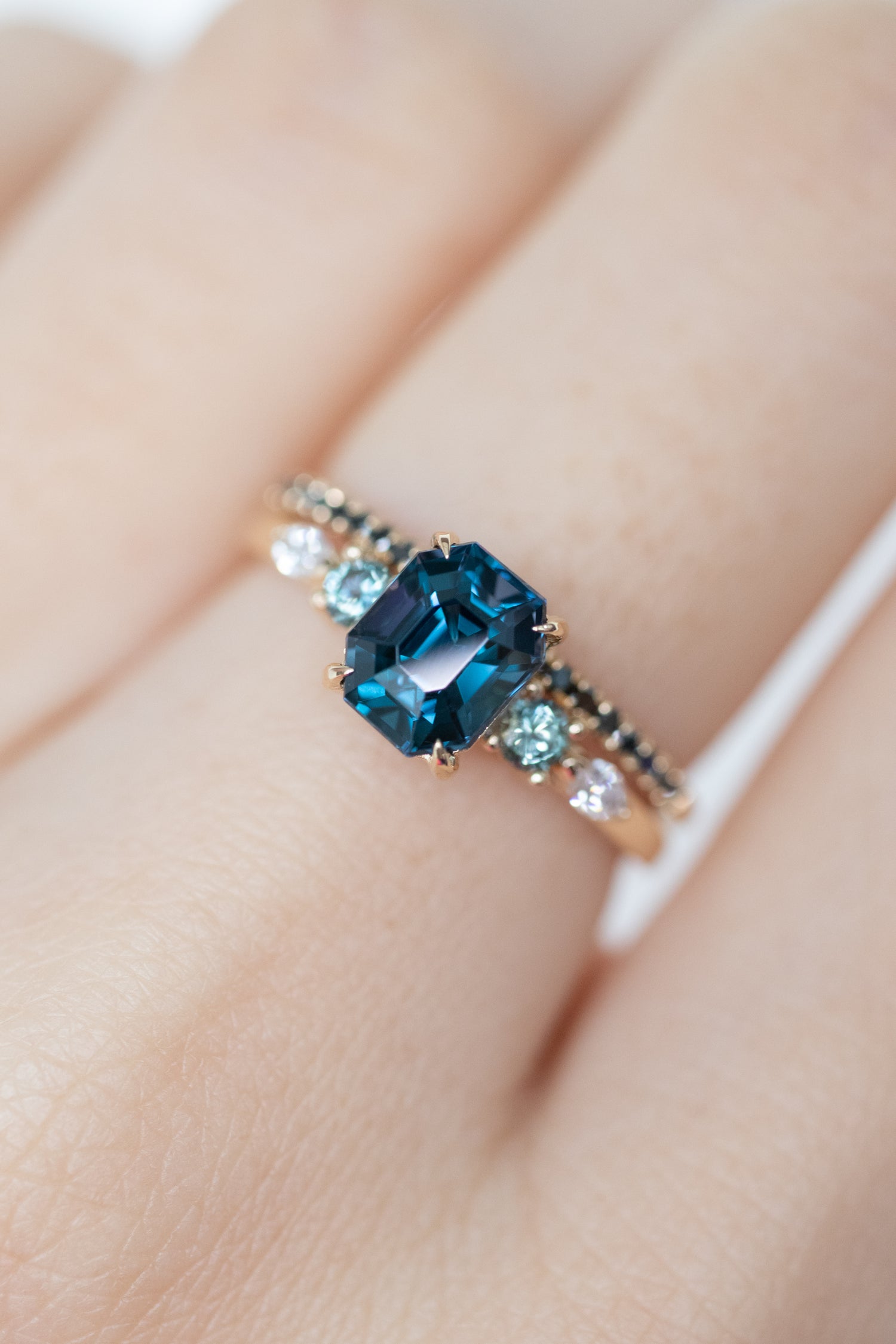 Yeux Bleus Spinel 1.33ct (with Certificate) with Teal Sapphires & diamonds 18K Yellow Gold Ring