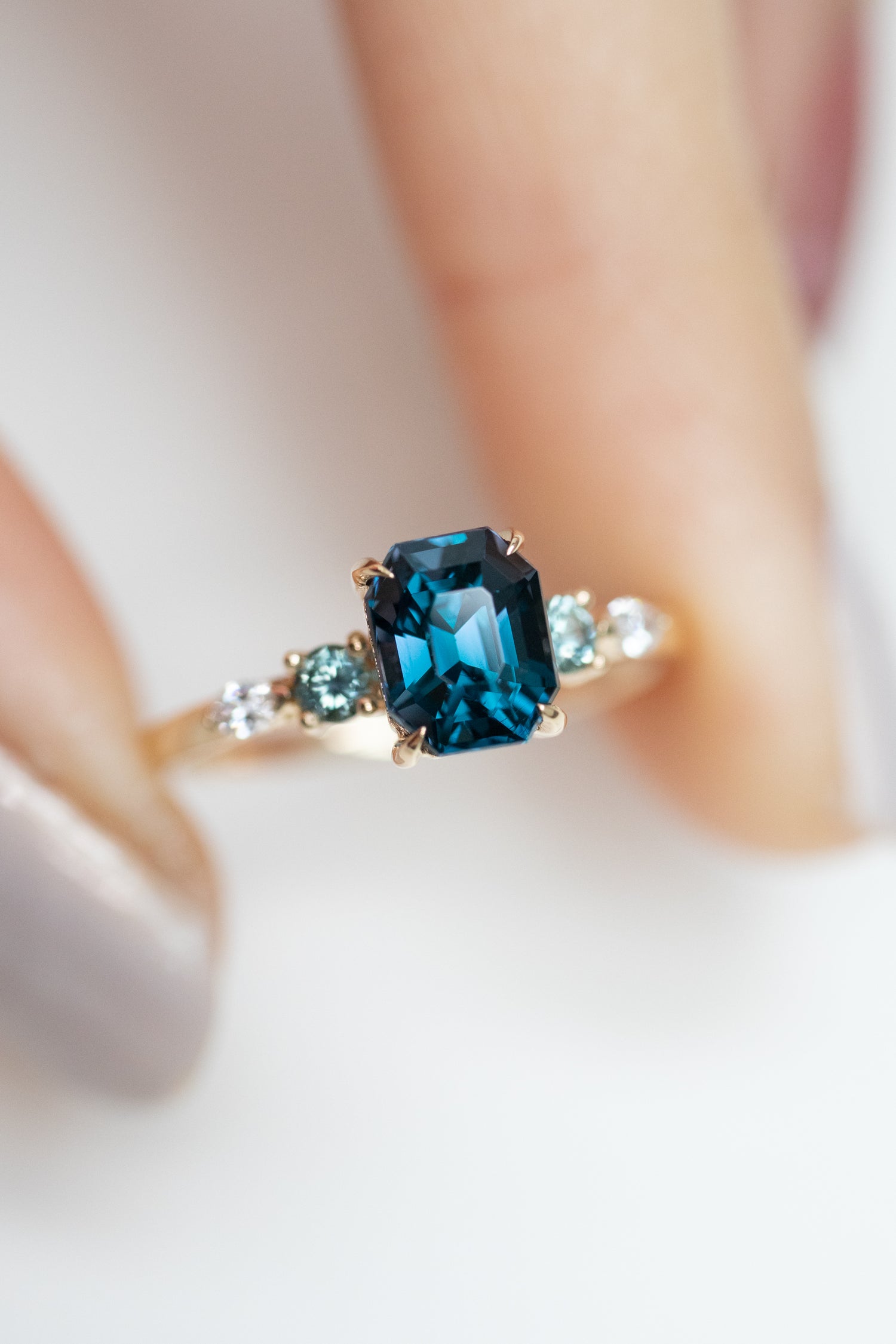 Yeux Bleus Spinel 1.33ct (with Certificate) with Teal Sapphires & diamonds 18K Yellow Gold Ring