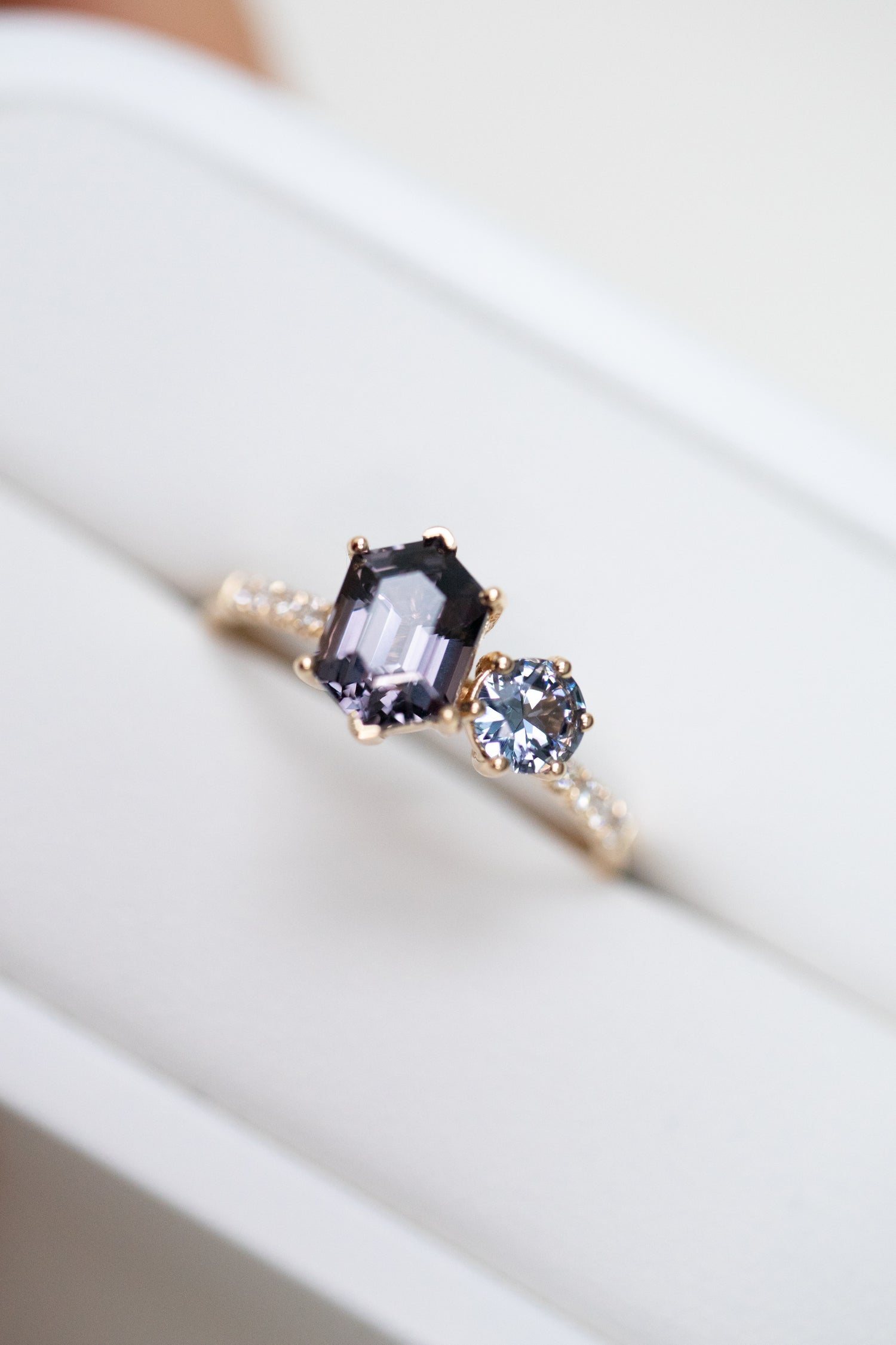 Vous accompagner Purple Spinel 1.08ct (With Certificate)/ Round Light Purple Blue Spinel & diamonds 18K Yellow Gold Ring
