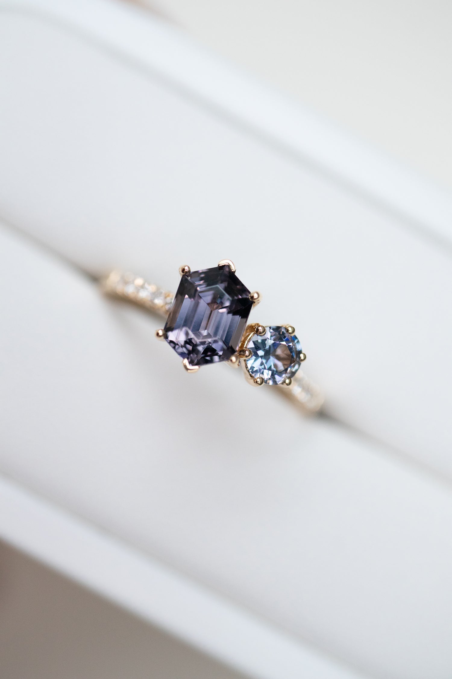 Vous accompagner Purple Spinel 1.08ct (With Certificate)/ Round Light Purple Blue Spinel & diamonds 18K Yellow Gold Ring